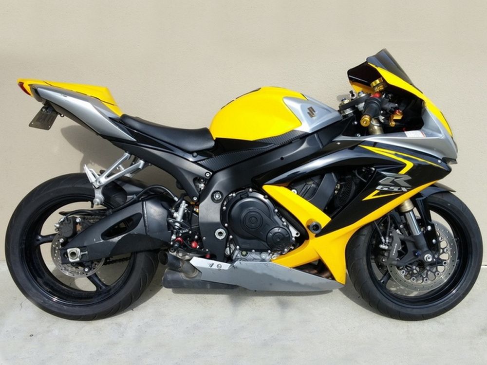 Suzuki GSX R 600 черно розовый